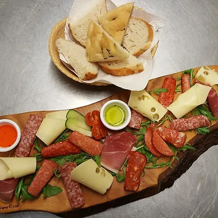 The Ship Nocleg ze śniadaniem 3*